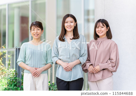 站在建築物前的三個女商人、女性朋友、大學生（亞洲人、日本人、中國人、女性） 115844688