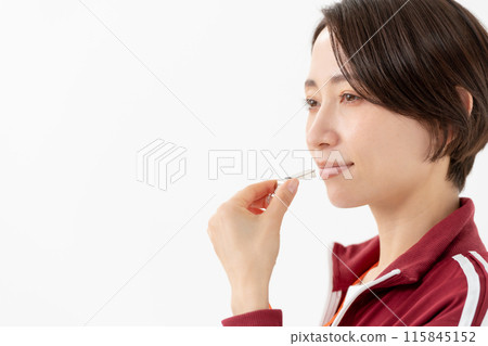 穿著球衣吹口哨的女人 115845152