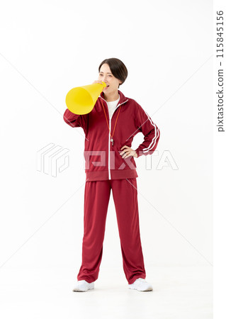 一個穿著球衣的女人用擴音器大喊 115845156