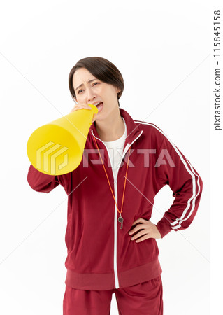 一個穿著球衣的女人用擴音器大喊 115845158