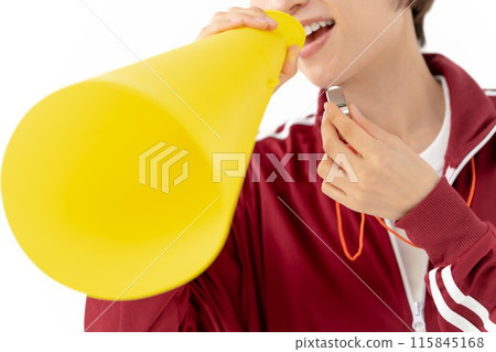 穿著球衣的女人用擴音器大喊大叫，嘴 115845168