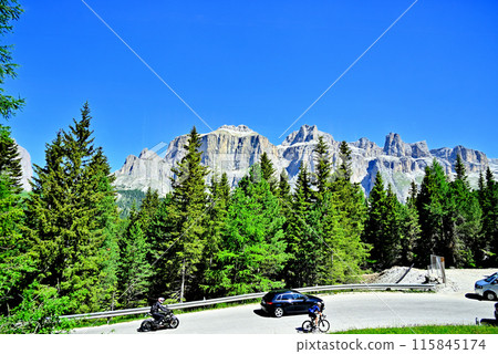 爬上多洛米蒂山公路，經過鞍山 115845174