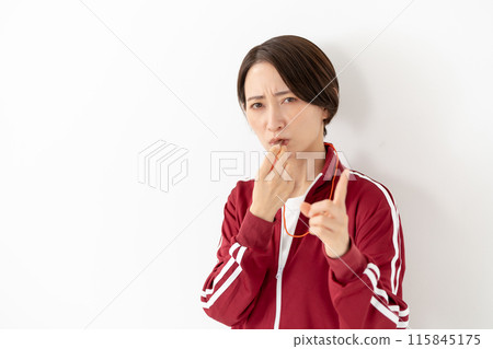 穿著球衣吹口哨的女人 115845175
