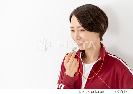 穿著球衣吹口哨的女人 115845181