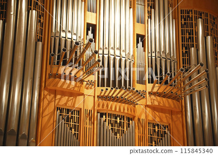 安裝在音樂廳的管風琴管道 安裝在音樂廳的管風琴管道 115845340