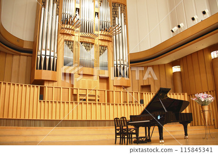 音樂廳內安裝的管風琴與三角鋼琴 115845341