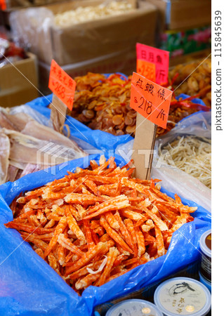 香港德輔道西一家乾糧店出售的蝦米。價格因產地和大小而異。 115845639