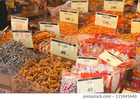 在香港德勝西路的一家豪華乾糧店出售優質食品。許多乾食品不知道它們的用途 115845640