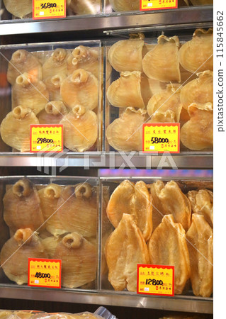 A cat stands guard over the swim bladder (fish glue) of high-quality fish ingredients sold at a high-end dry goods store in West Tokusuke, Hong Kong. A cat stands guard over the swim bladder (fish glue) of high-quality fish ingredients sold at a high-end dry goods store in West Tokusuke, Hong Kong. 115845662