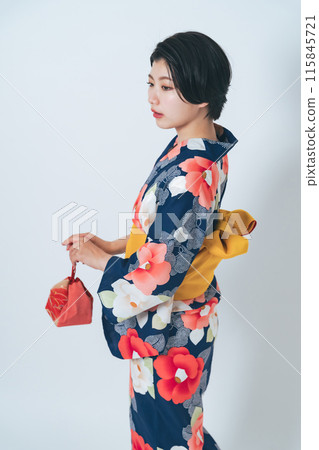 穿著浴衣的女人的肖像 115845721