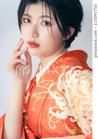 穿著和服的女性肖像、成年儀式、服裝 穿著和服的女性肖像、成年儀式、服裝 115845758