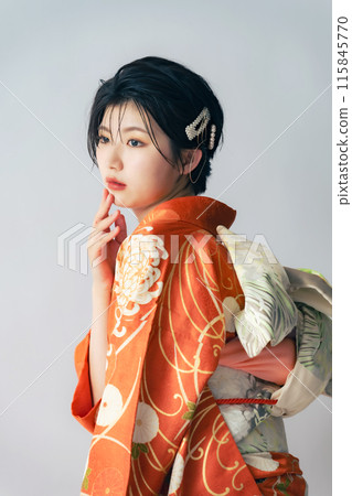 穿著和服的女性肖像、成年儀式、服裝 穿著和服的女性肖像、成年儀式、服裝 115845770