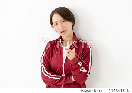 穿球衣的女人生氣 115845848