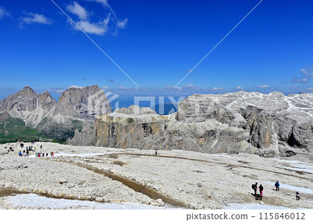 從 Sasso Pordoi 觀景台欣賞薩索倫戈 (Sassolungo) 的景色 115846012