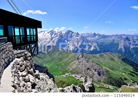 從Sasso Pordoi纜車三條站看到的山腳 從Sasso Pordoi纜車三條站看到的山腳 115846014