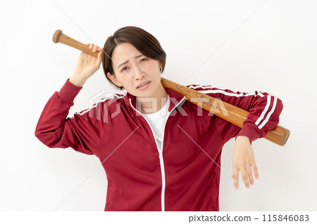 穿著球衣和蝙蝠的女人 115846083