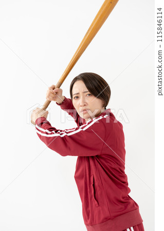 穿著球衣和蝙蝠的女人 115846114