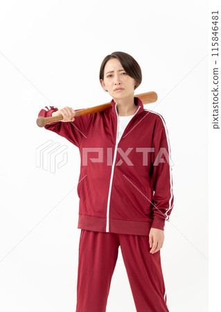 穿著球衣的女人拿著球棒，垂直 115846481