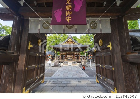 從正門看京都禦所西宮神社參拜殿 115846508