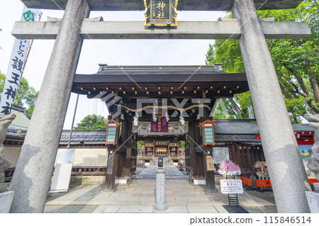 從正門看京都禦所西宮神社參拜殿 從正門看京都禦所西宮神社參拜殿 115846514