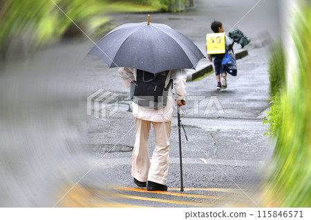 日本橫濱的城市景觀-滑溜溜的…老化社會。拄著拐杖在雨中行走的老人...=橫濱市 日本橫濱的城市景觀-滑溜溜的…老化社會。拄著拐杖在雨中行走的老人...=橫濱市 115846571