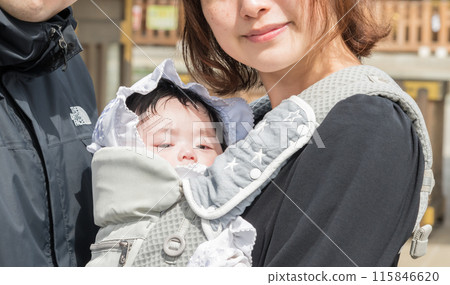 [Parents and baby visiting the shrine] 115846620