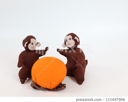 我用和服布料做了兩隻猴子和一個大柿子。 115847906