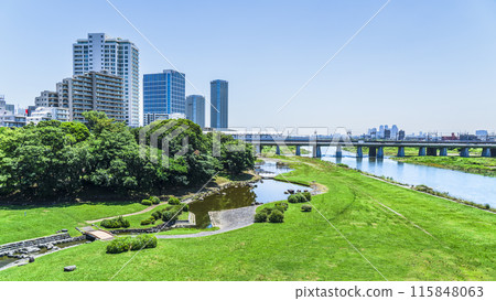 二子玉川的城市景觀：多摩川的「兵庫島公園」和二子玉川站週邊的建築物[東京都世田谷區] 115848063