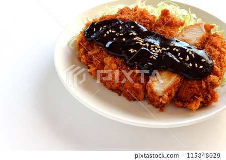 白色背景的味噌炸肉排(炸豬排) 白色背景的味噌炸肉排(炸豬排) 115848929