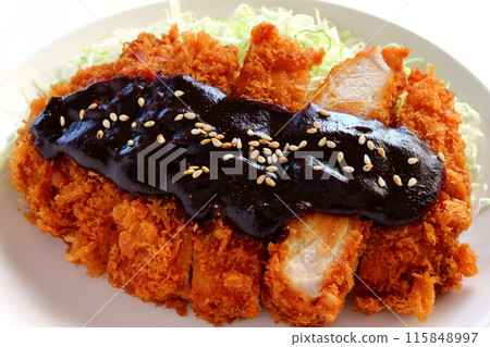 白色背景的味噌炸肉排（炸豬排） 115848997