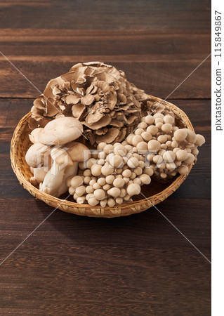 Assorted mushrooms (maitake, king oyster mushroom, and bunashimeji) 115849867