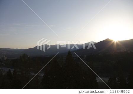 陽光灑在山脊上 陽光灑在山脊上 115849962
