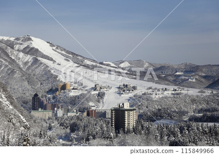 降雪後的早晨，陽光明媚的山區，滑雪場風景 115849966