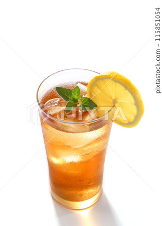 冰檸檬茶倒入一杯 115851054