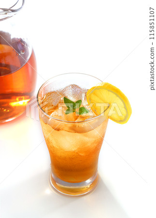 冰檸檬茶倒入一杯 115851107