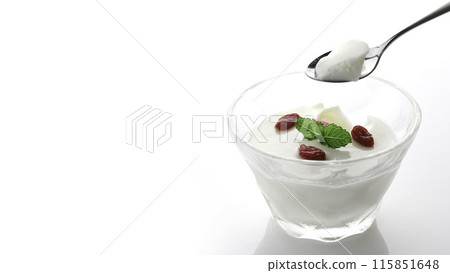 來自中國的甜點:杏仁豆腐配枸杞和薄荷作為裝飾(白色背景) 來自中國的甜點:杏仁豆腐配枸杞和薄荷作為裝飾(白色背景) 115851648