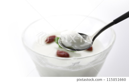 來自中國的甜點：杏仁豆腐配枸杞和薄荷作為裝飾（白色背景） 115851660