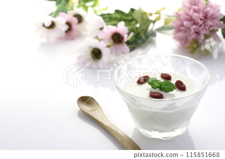來自中國的甜點:杏仁豆腐配枸杞和薄荷作為裝飾(白色背景) 來自中國的甜點:杏仁豆腐配枸杞和薄荷作為裝飾(白色背景) 115851668