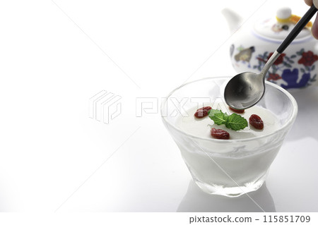 來自中國的甜點：杏仁豆腐配枸杞和薄荷作為裝飾（白色背景） 115851709