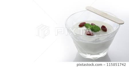 來自中國的甜點:杏仁豆腐配枸杞和薄荷作為裝飾(白色背景) 來自中國的甜點:杏仁豆腐配枸杞和薄荷作為裝飾(白色背景) 115851742