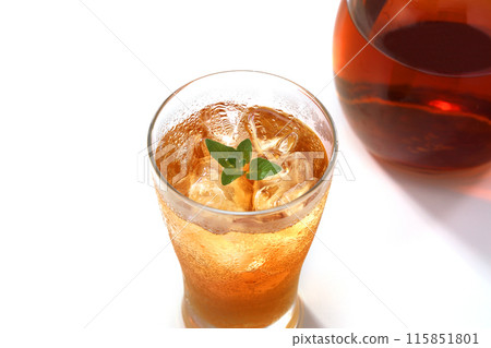 將冰茶倒入玻璃杯中 將冰茶倒入玻璃杯中 115851801