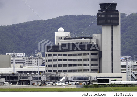 雨中大阪機場和伊丹機場的風景和控制塔 115852193