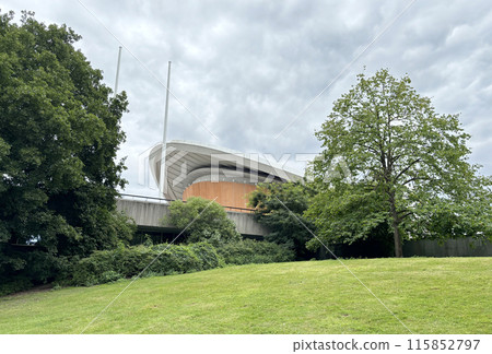 德國首都柏林蒂爾加滕公園內由休·斯塔賓斯 (Hugh Stubbins) 設計的世界文化之家 德國首都柏林蒂爾加滕公園內由休·斯塔賓斯 (Hugh Stubbins) 設計的世界文化之家 115852797