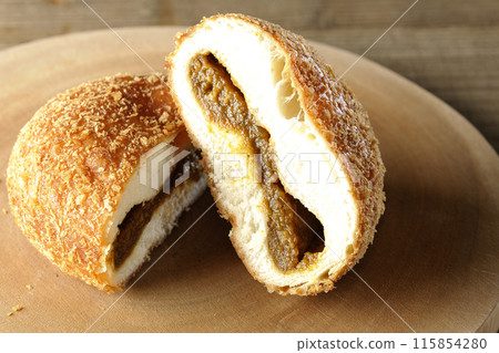 Cut curry bread 115854280