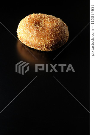 在黑色背景下拍攝咖哩麵包 115854655