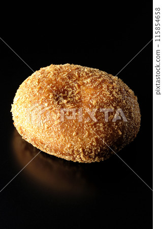 在黑色背景下拍攝咖哩麵包 115854658