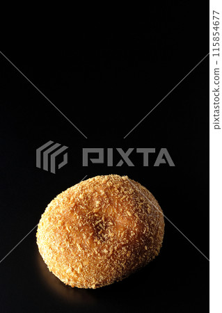 在黑色背景下拍攝咖哩麵包 在黑色背景下拍攝咖哩麵包 115854677