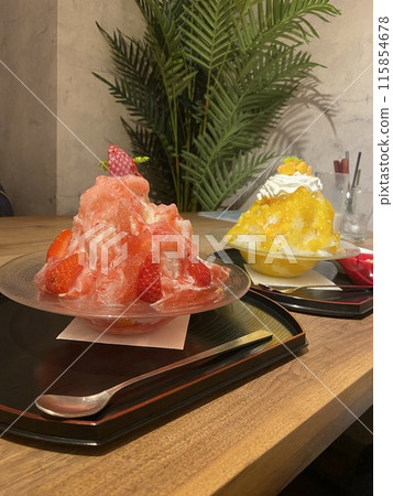 炎熱夏天的草莓和芒果刨冰 115854678