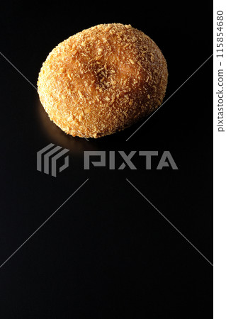 在黑色背景下拍攝咖哩麵包 115854680