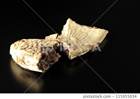 黑色背景下裂開的薄皮鯛魚燒照片 黑色背景下裂開的薄皮鯛魚燒照片 115855034